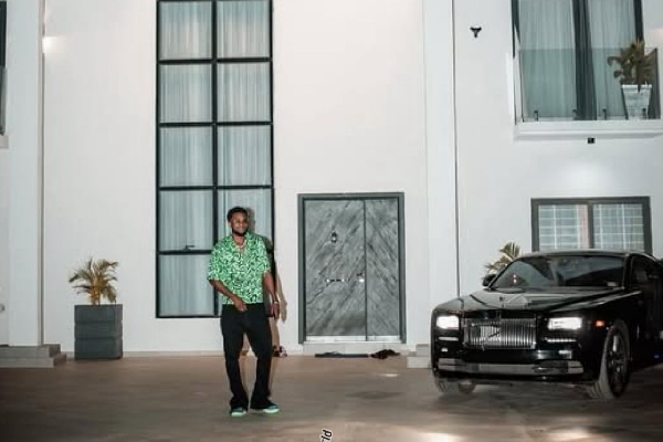 Benjamin Tetteh in front of his mansion