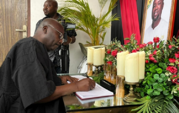 Dr Mahamudu Bawumia signing the book of condolence at Ernest Kumi's residence