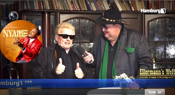 Heino gives two thumbs up to Ghana’s Daniel Jeddman at Hamburg-1 show