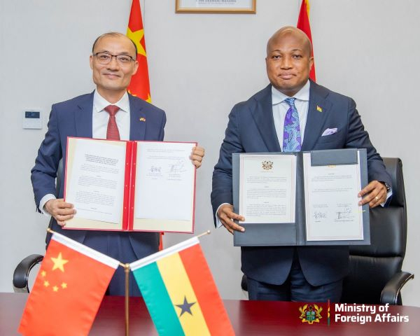 Chinese Ambassador Tong Defa (L), Okudzeto Ablakwa (R)