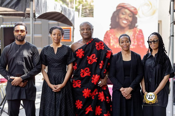 The delegation was warmly received by the children and relatives of the late stateswoman