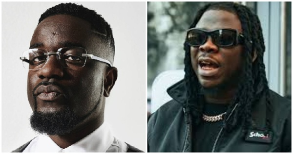 Rapper Sarkodie (L) has defended Stonebwoy (R) following social media backlash