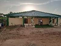 The 2000 and 1993/95-year groups of Ghanass builds a canteen for the school