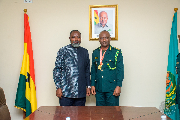 Armwrestling Federation President Charles Asibey (L) and Immigration boss Basintale Amadu (R)