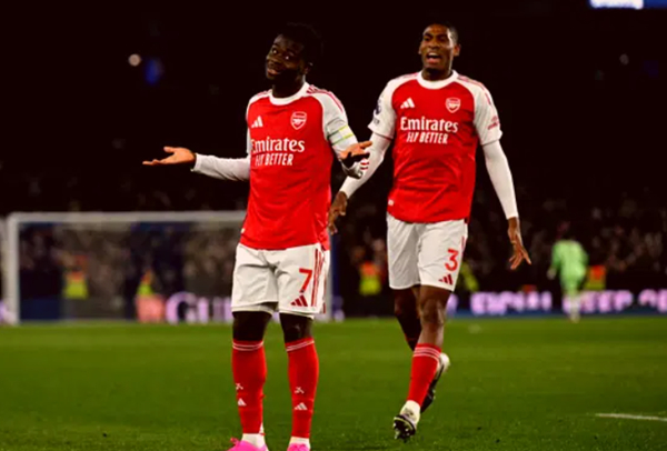 Arsenal player Bukayo Saka (L) celebrates after scoring the opening goal between Brighton