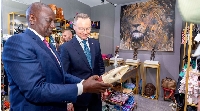 Kenya's president  (L) admires an item at a gift shop in Nairobi, Kenya  with his Poland counterpart