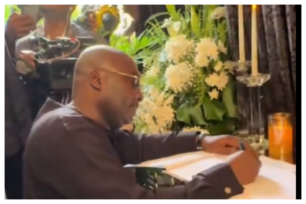Dr Mahamudu Bawumia signing the book of condolence