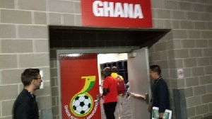 Stephen Appiah doing the inspection