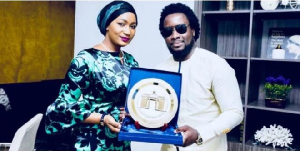 Samira Bawumia congratulating Ghanaian gospel artiste Sonnie Badu