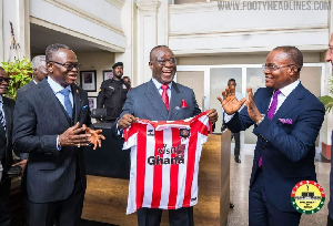 Chief Justice Paul Baffoe-Bonnie holding the Sunderland jersey with 'Visit Ghana' inscription