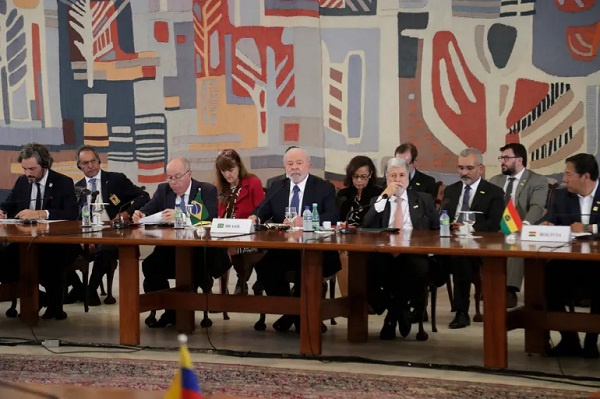 Brazilian president Luiz Inacio Lula da Silva, centre, hosts leaders at the South American Summit