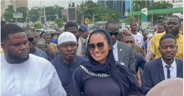 Plenti pipo seen dey follow Natasha Akpoti-Uduaghanas as e dey go office