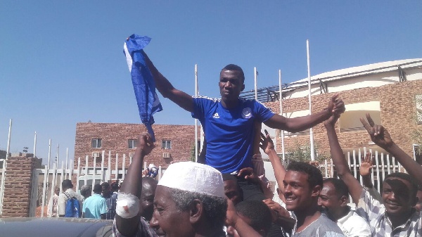 Abednego Tetteh being carried shoulder high by Al Hilal fans.