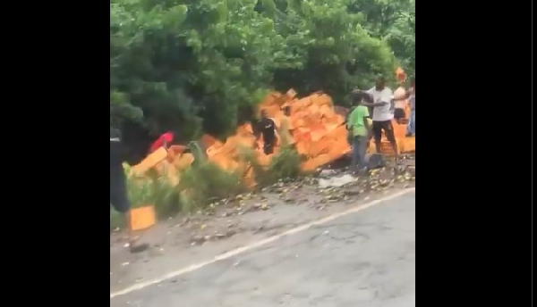 The crates of drinks fell off, with many residents rushing to salvage what they can