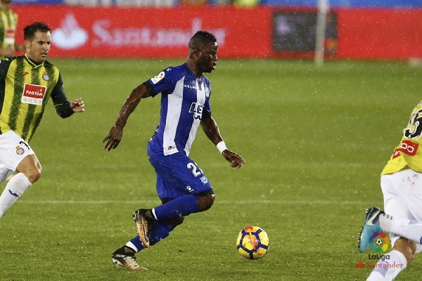 Wakaso taking charge of the midfield for Alaves in their match against Espanyol