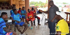 Former Black Stars striker, Anthony Yeboah advising the Kotoko players
