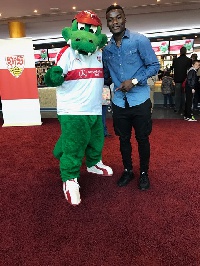 Nunoo Sarpei with a mascot of Stuttgart