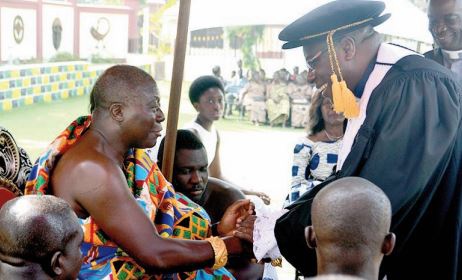 Right Rev Professor Joseph Obiri Yeboah Mante exchanging pleasantries with Otumfuo Osei Tutu