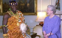 Osei Tutu II meets the Queen in 2000