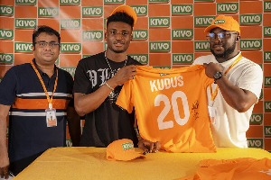 Mohammed Kudus (M), the new brand ambassador for Kivo