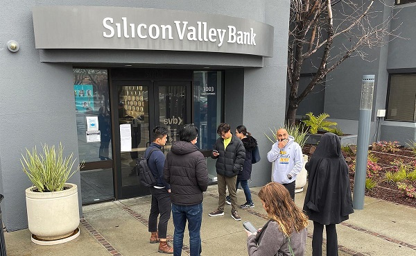 Silicon Valley Bank collapsed Friday morning after a stunning 48 hours