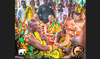 Sempe Muslim Akwashongtse, Nii Adote Odawulu I in a handshake with Asantehene Otumfuo Osei Tutu II