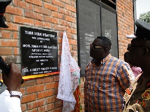 The Minister unveils the plaque for the new station