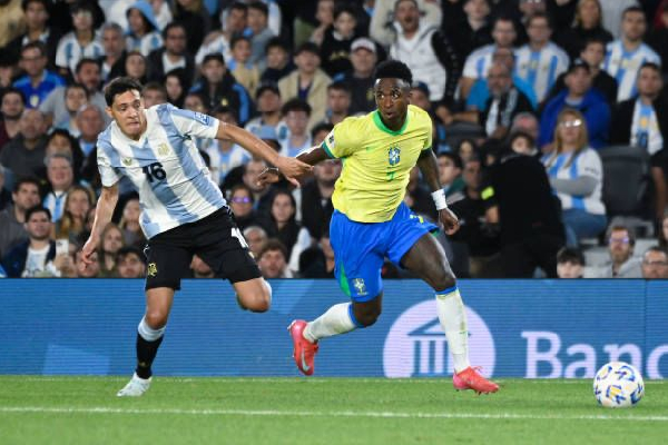 Molina(L) battling for a ball with Vinicius (R)