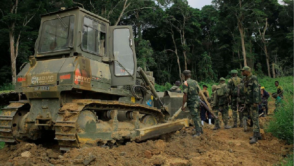 Military engineers rehabilitate the Mbau-Kamango road in the district of Beni, DRC