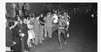 Abebe Bikila dey run marathon wit out shoe as spectators dey look