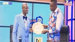 Dr UN presenting the golden plate to Chairman Wontumi