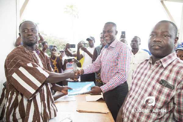 Eugene Arhin handing over his forms