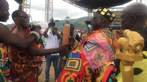 Togbe Tepreh Hodo IV (left) handing over a perpetual flame to Togbega Kadzi Zogah II (right)