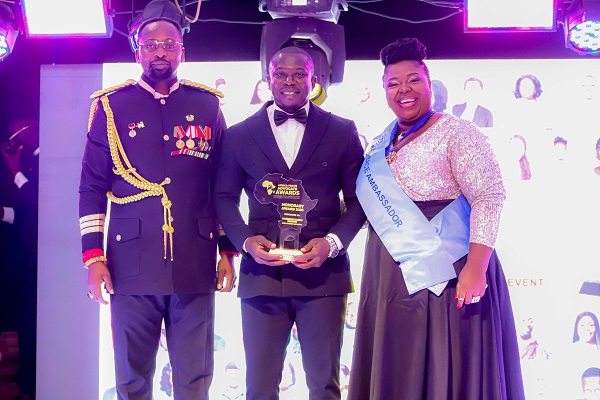 Harrison Boadu Barnoh (middle) receiving the award