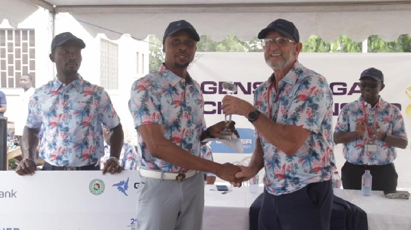 Vincent Torgah receiving his winner’s trophy from Hans De Beer, president of PGA Ghana