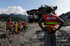 Rescue teams search for survivors and missing people in Nepal and Tibet