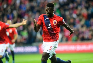 Alexander Tettey scores for Norway against Italy
