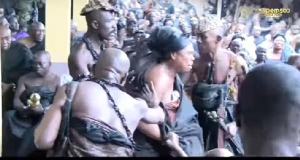 Queen mother of Denyase breaks down in tears after Otumfuo declares she is not a royal