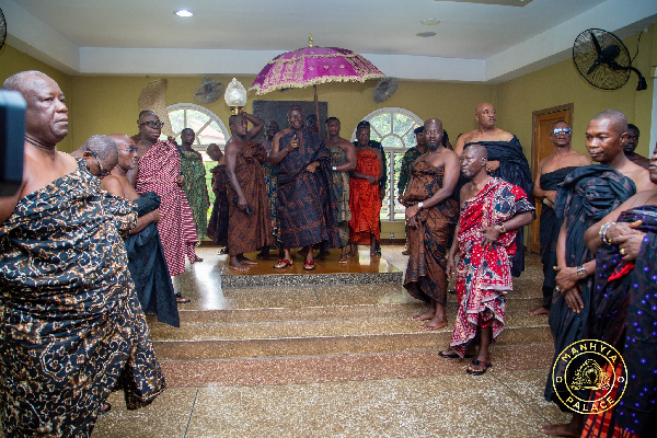 Family of the late Ghanaian football legend Wilberforce Mfum meet Otumfuo Osei Tutu II
