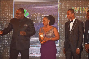 Ahomka Lindsey presents award to Mavis Amegah of Olam