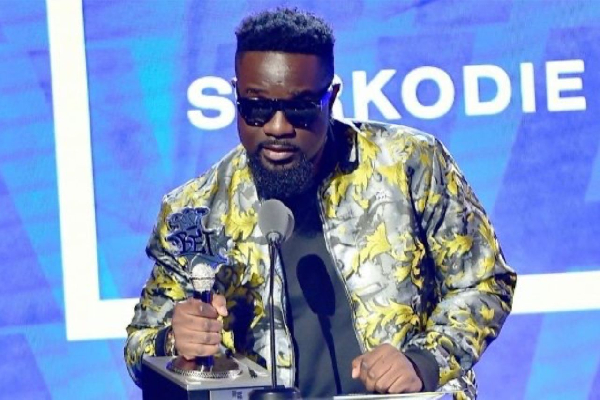 Sarkodie holds his BET Hip Hop Awards plaque at the BET ceremony