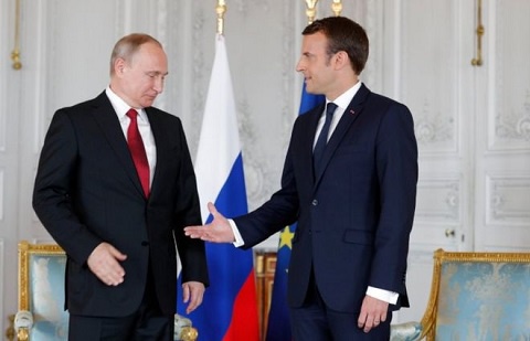 Emmanuel Macron and Vladimir Putin