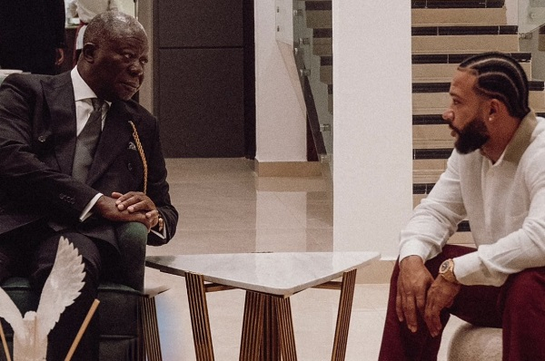 Asantehene, Otumfuo Osei Tutu II (L) and Memphis Depay (R)