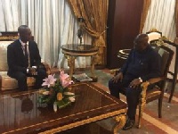 Ghana President Nana Akuffo Addo (right) in talks with Kwesi Appiah (left)