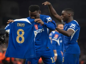 Nicolas Jackson holding Enzo Fernandez's shirt