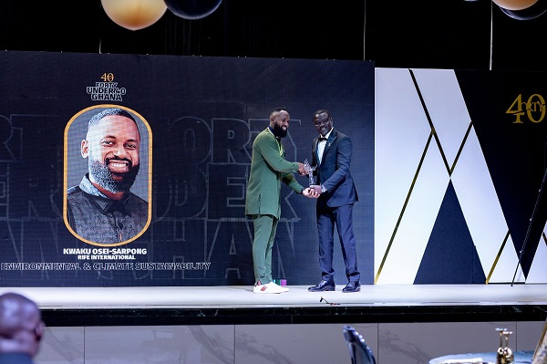 Kwaku Osei-Sarpong receivig the award