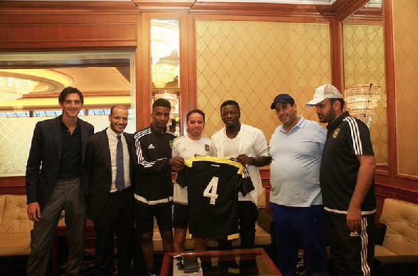 Sulley Muntari in a group picture with Al Ittihad mangement