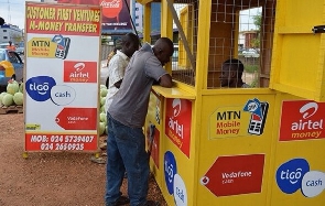 MoMo agent serving a customer