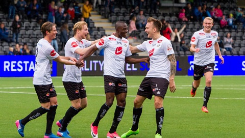 Gilbert Koomson celebrating with his Sogndal teammates.