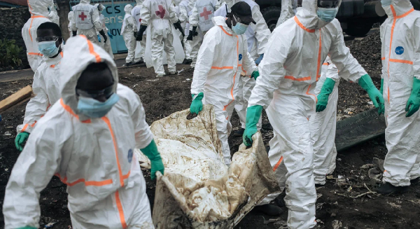 Members of the Congolese Red Cross and Civil Protection bury victims